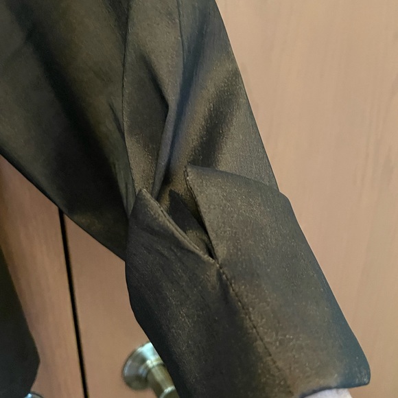 R & M Richards Size 18 W. Fancy top in a poly, nylon spandex blend c/w a broach - Picture 4 of 6